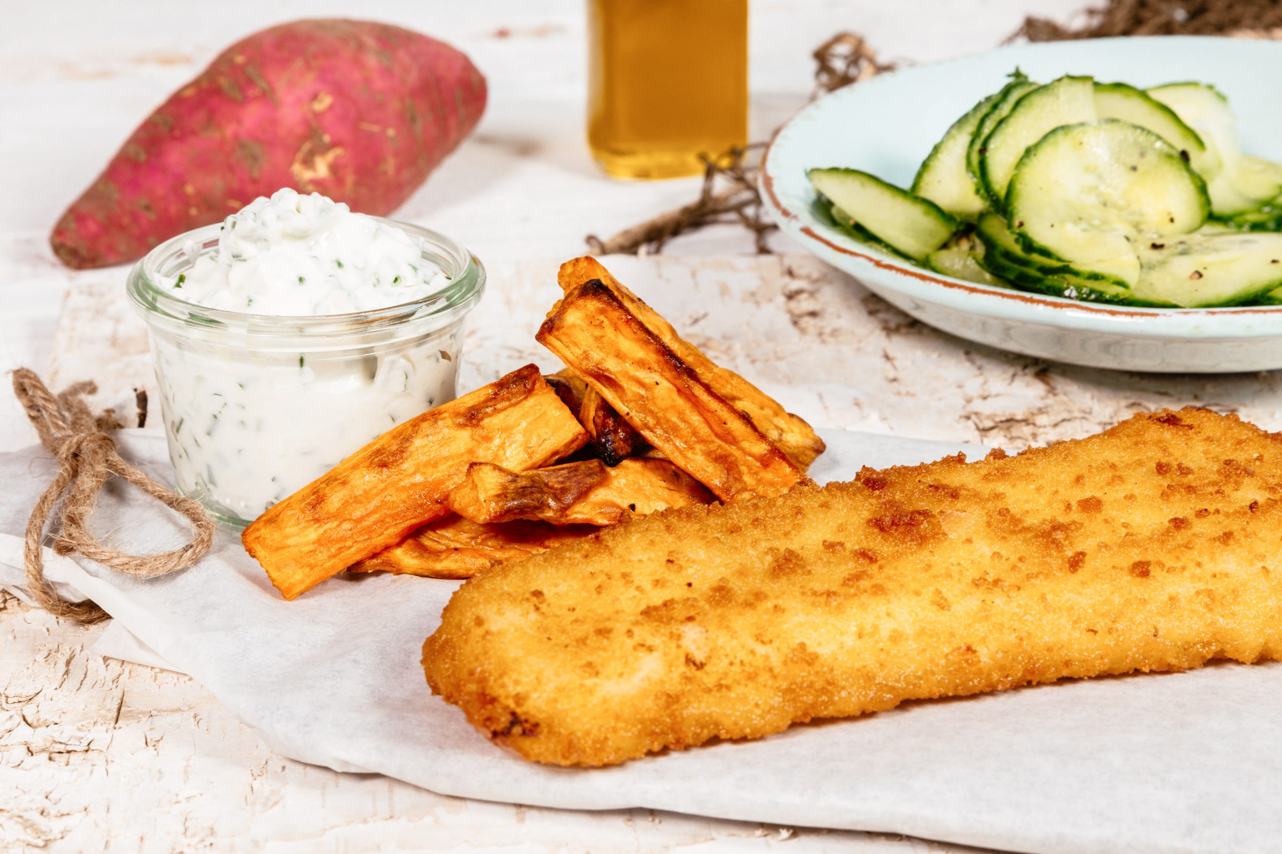 Backofen Fisch mit Süßkartoffel Frites, Kräuter-Dip und frischem ...